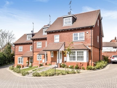 End terrace house to rent in Oak Tree Close, Sevenoaks TN13