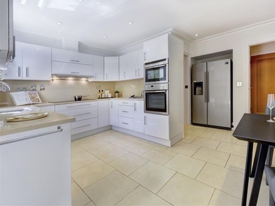 Flat for sale in Mountview Close, London NW11