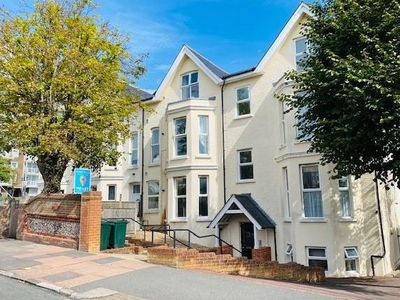 Flat to rent in 14 Moatcroft Road, Eastbourne BN21