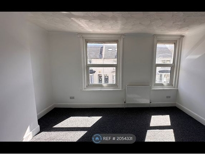 Flat to rent in Balmoral Road, Gillingham ME7