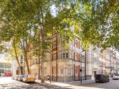 Flat to rent in Bedford Court Mansions, Bloomsbury WC1B
