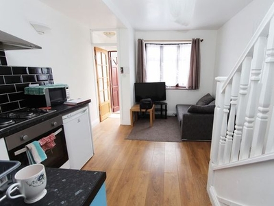 Flat to rent in Bergholt Avenue, Ilford IG4