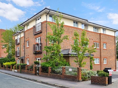 Flat to rent in Chichester Terrace, Horsham RH12