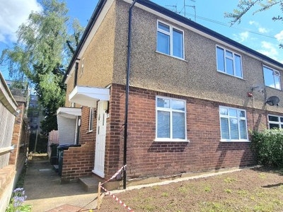 Flat to rent in Church Road, Watford WD17