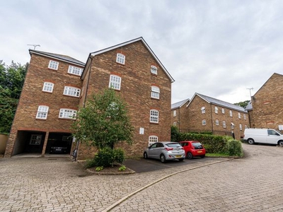 Flat to rent in Davy Court, Rochester, Kent ME1