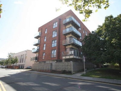 Flat to rent in Dean Path, Dagenham RM8