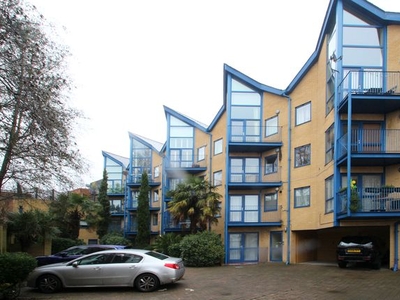 Flat to rent in Edison Road, Bromley BR2