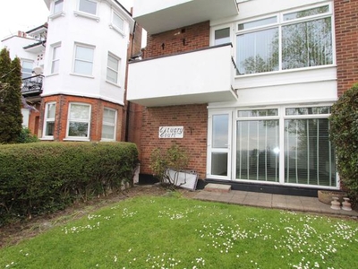 Flat to rent in Grand Parade, Leigh On Sea SS9