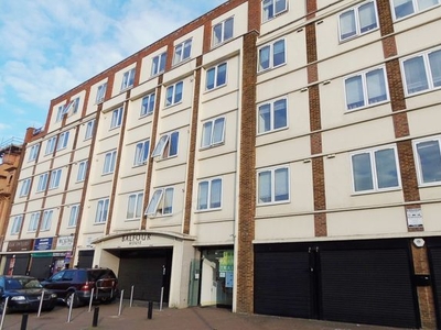 Flat to rent in High Road, Ilford, Essex IG1