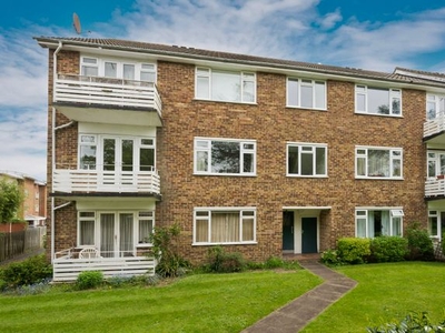 Flat to rent in Lindfield Gardens, Guildford, Surrey GU1