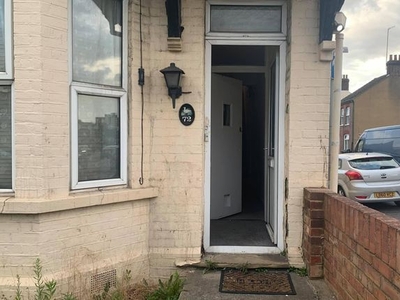 Flat to rent in Old Bedford Road, Luton LU2
