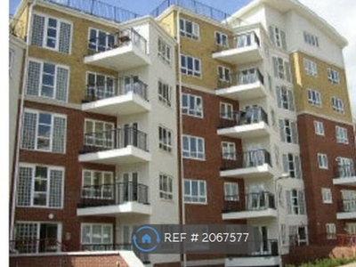 Flat to rent in Omega Court, Watford WD18