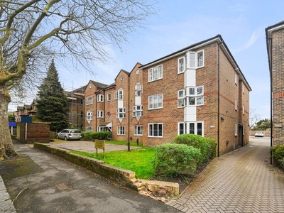 Flat to rent in Overton Road, Sutton SM2