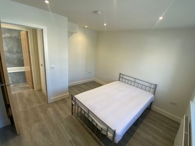 Flat to rent in Park Avenue North, London NW10