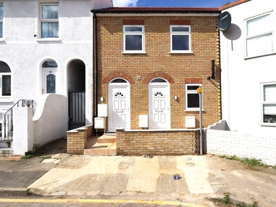 Flat to rent in Peacock Street, Gravesend DA12