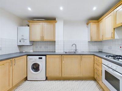Flat to rent in South Street, Romford RM1