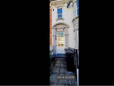 Flat to rent in St. Ronans Road, Southsea PO4