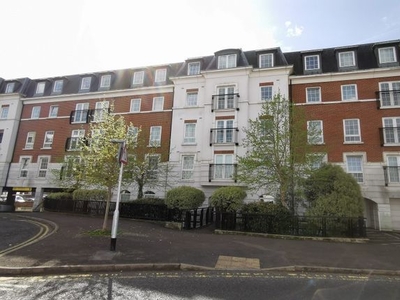 Flat to rent in Station Approach, Epsom, Surrey. KT19