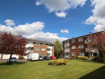 Flat to rent in Telford Court, Guildford GU1