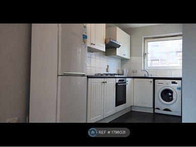 Flat to rent in Tomlins Orchard, Barking IG11