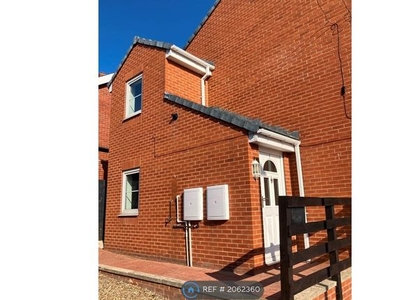 Flat to rent in Valley Road, Barnsley S75