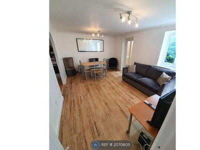 Flat to rent in Walsingham Close, Hatfield AL10