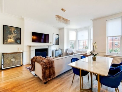 Flat to rent in Windmill Hill, Hampstead, London NW3