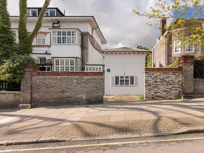 Luxury Detached House for sale in London, England