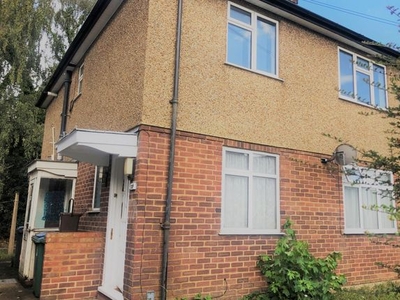 Maisonette to rent in Church Road, Watford WD17