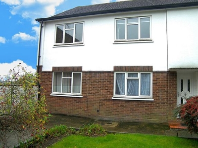 Maisonette to rent in Queen Elizabeth Court, Park Road, Barnet EN5