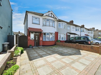 Seaforth Drive, Waltham Cross - 3 bedroom end of terrace house