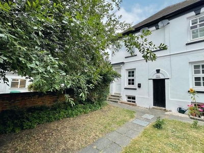 Semi-detached house to rent in East Street, Farnham GU9