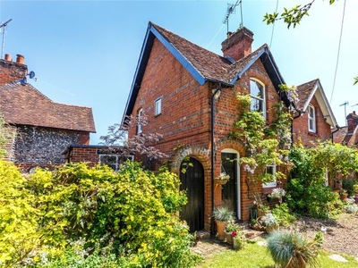 Semi-detached house to rent in West Street, Henley-On-Thames, Oxfordshire RG9