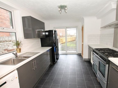 Terraced house to rent in New Village Road, Cottingham HU16