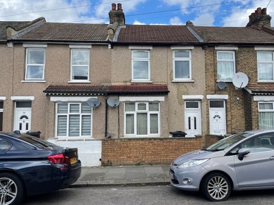 Terraced house to rent in Roman Road, Ilford IG1