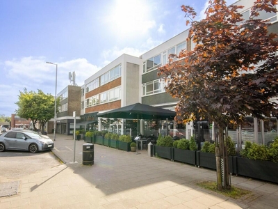 2 bedroom apartment for sale in Hutton Road, Shenfield, Brentwood, Essex, CM15
