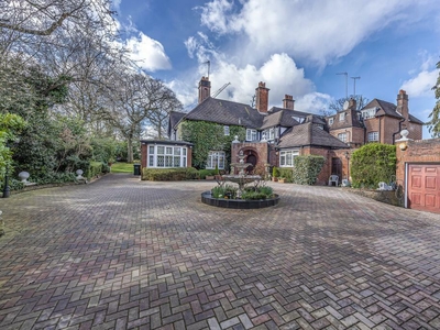 6 bedroom semi-detached house for sale in The Bishops Avenue, Hampstead, N2