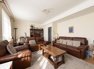 3 Bedroom Maisonette For Sale In Chigwell, Essex