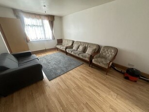 5 bedroom semi-detached house to rent Southall, UB2 5JF