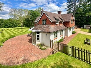 Detached house to rent in Mill Lane, Chiddingfold, Godalming GU8