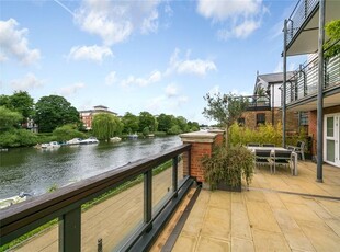 Flat for sale in Petersham Road, Richmond TW10