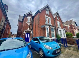 Flat to rent in 61 Victoria Road North, Southsea PO5