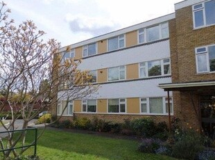 Flat to rent in Avenue Road, Epsom KT18