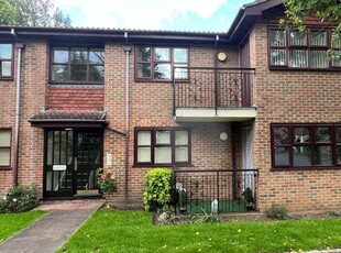 Flat to rent in Balmoral Gardens, Parkhill Road, Bexley DA5