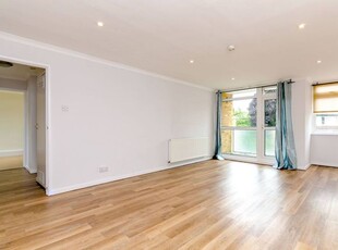 Flat to rent in Chobham Road, Horsell, Woking GU21