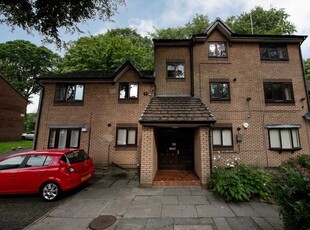 Flat to rent in Crescent Avenue, Prestwich M25