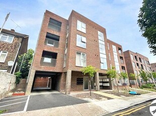 Flat to rent in Cross Street, Chatham, Kent ME4