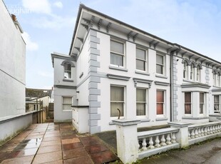 Flat to rent in Eastern Road, Brighton BN2