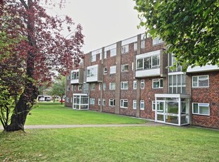 Flat to rent in Fircroft Court, Woking GU22