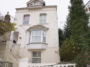 Flat to rent in Grovehill Road, Redhill RH1